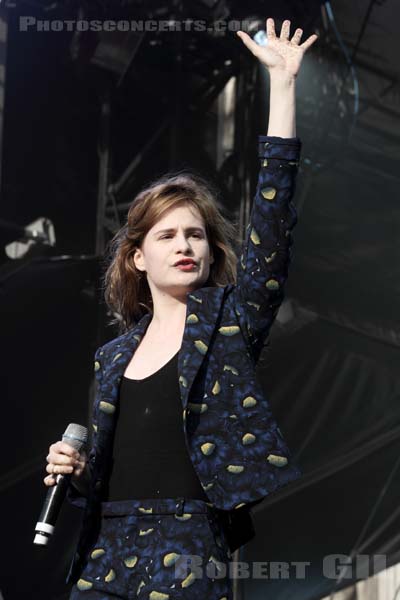 CHRISTINE AND THE QUEENS - 2013-07-20 - PARIS - Parvis de l'Hotel de Ville - 